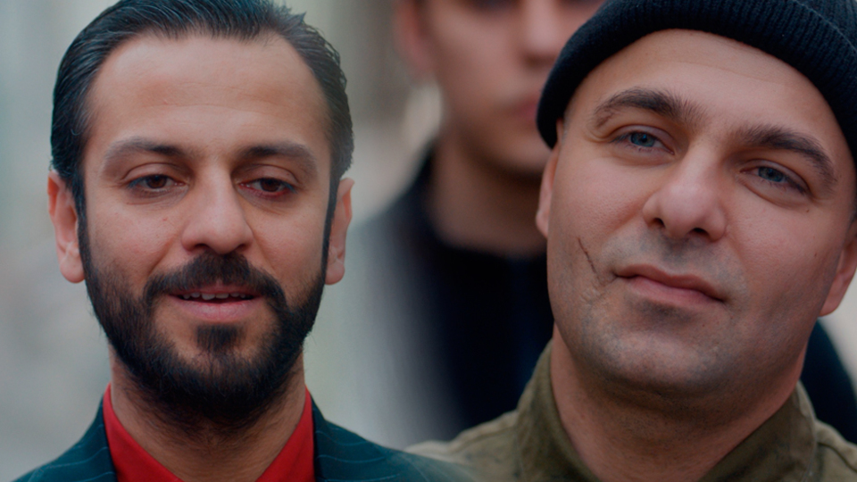 "İnsan en yakınından o kadar çok şey saklar mı?"