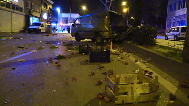 Kamyonet ve otomobil çarpıştı: 3'ü çocuk 4 yaralı