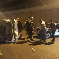 Arıza yapan otomobile çarpan minibüs takla attı