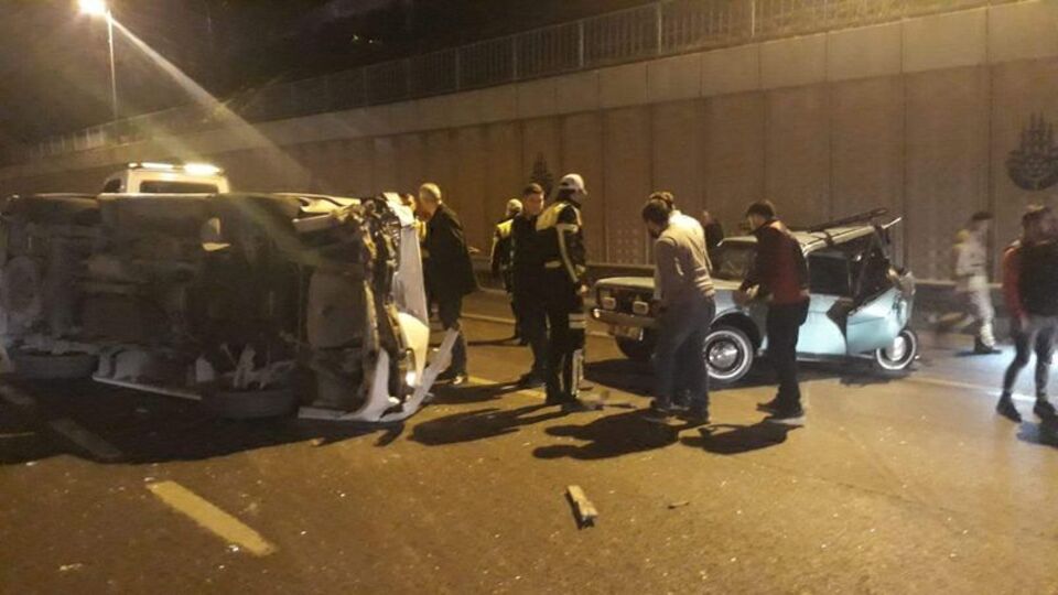 Arıza yapan otomobile çarpan minibüs takla attı