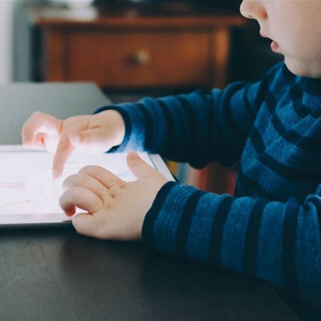 Cep telefonları 'bakıcı anne' gibi kullanılıyor