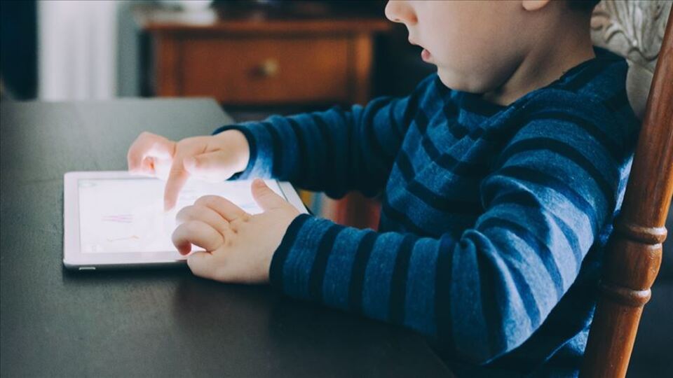 Cep telefonları 'bakıcı anne' gibi kullanılıyor