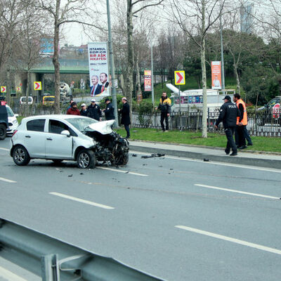 Şişli'de feci olay! Otomobilin motoru fırladı...