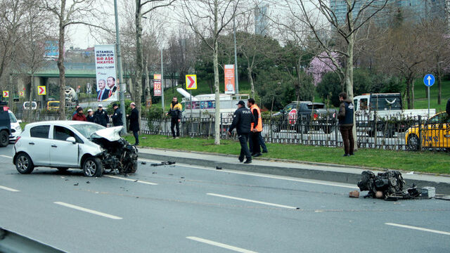 Şişli'de feci olay! Otomobilin motoru fırladı...