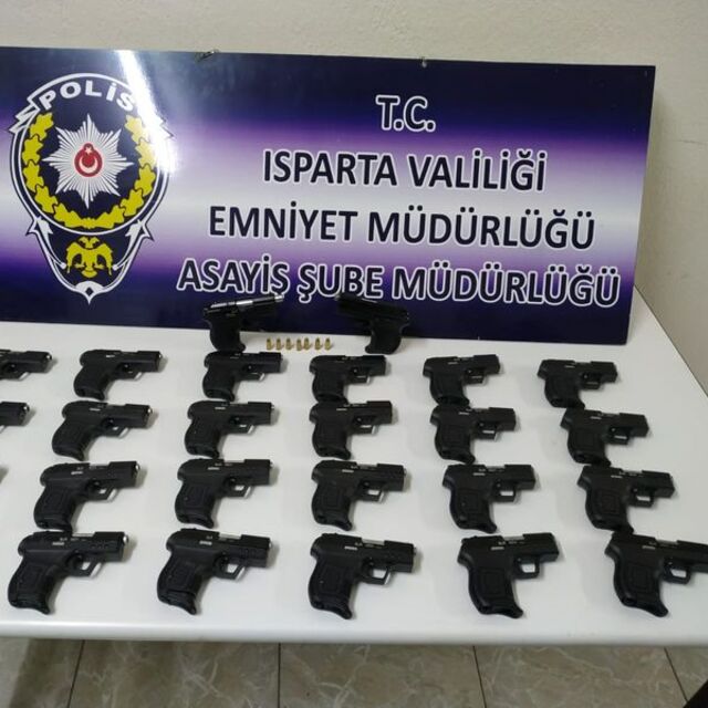 Isparta'da bir evde 29 ruhsatsız silah ele geçirildi