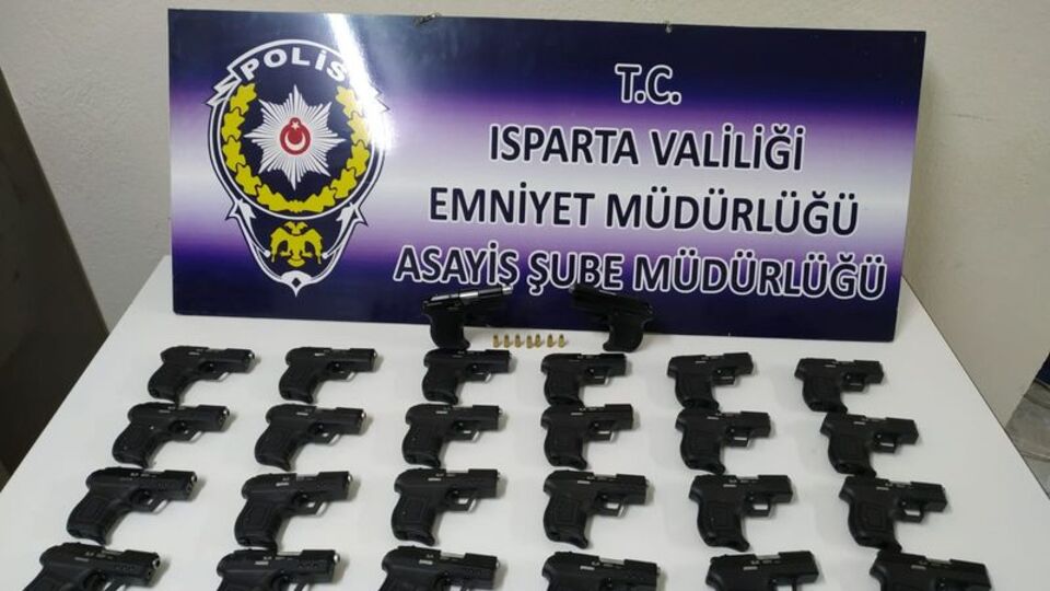 Isparta'da bir evde 29 ruhsatsız silah ele geçirildi