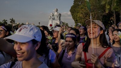 Filipinler lideri Duterte cinsiyet eşitliği etkinliğinde kadınlara küfretti