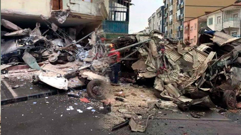 Dehşet! 3 araç ve 1 apartmana çarptı! 2 kişi öldü