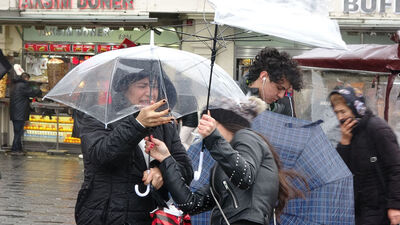 Dikkat! Bir yandan sağanak diğer yandan fırtına!