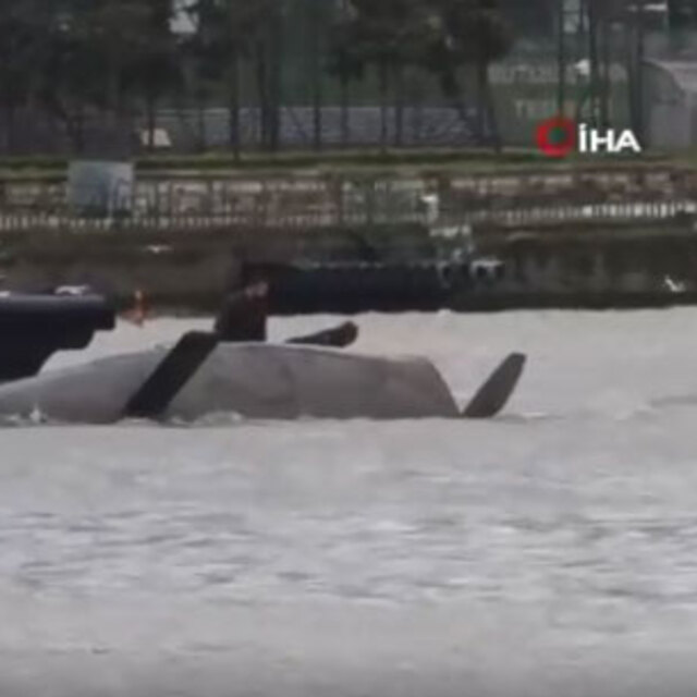 Haliç'te yelkenli battı!