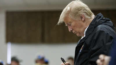 Trump, İncil'i imzaladı!