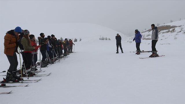 Derslerini kayak merkezinde işliyorlar