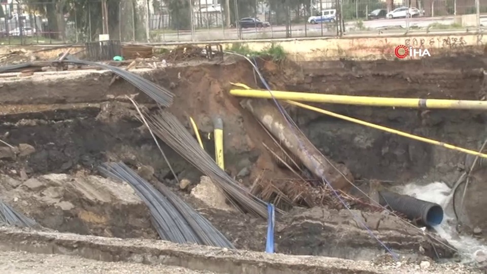 İzmir'de metro inşaatı otoparkında göçük!