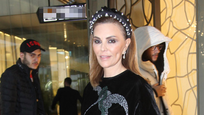 Şık giyim tarzı ile göz doldurdu