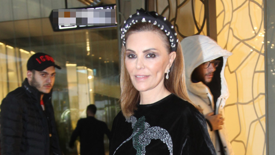 Şık giyim tarzı ile göz doldurdu