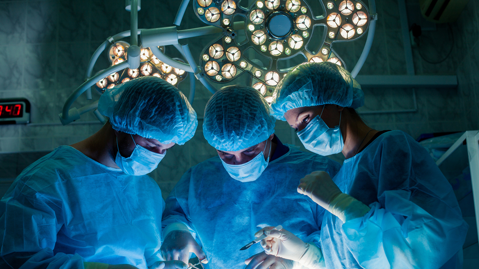 Diziye daldı parmaklarından oldu!