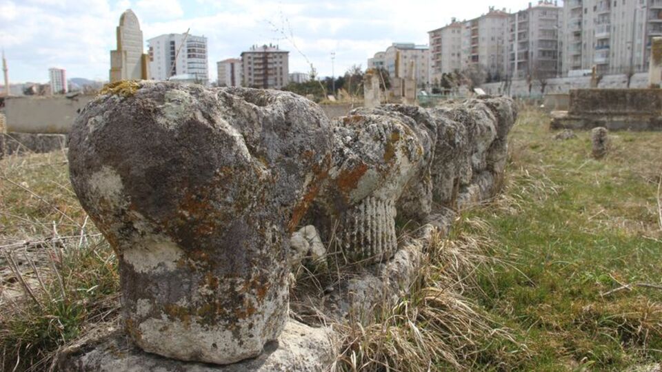 Ölümlerinin üzerinden 619 yıl geçti!