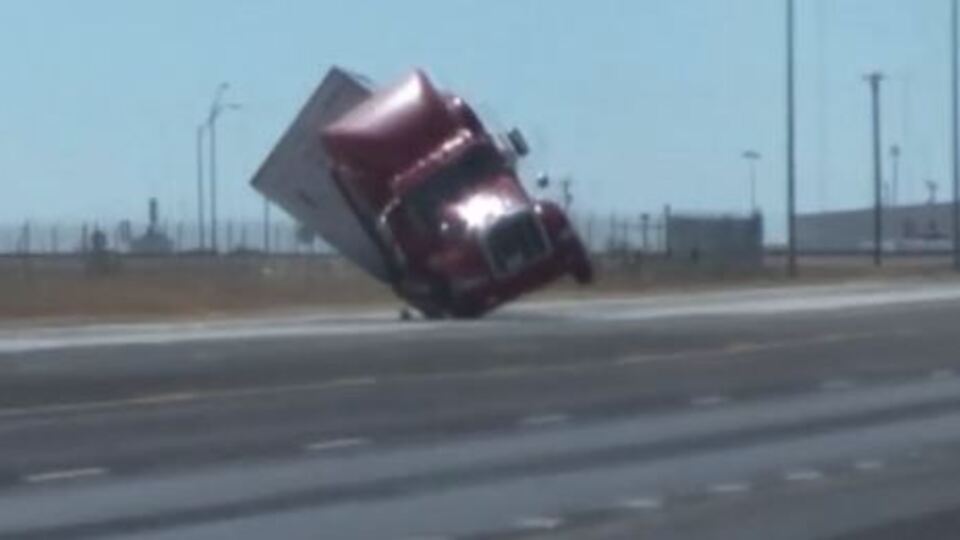 ABD'de fırtına tırları böyle devirdi!