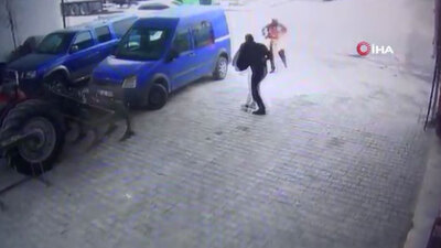 Alev alev yanan kişiye hortumla müdahale edildi