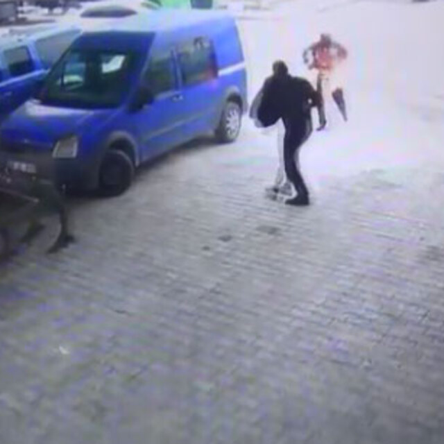 Alev alev yanan kişiye hortumla müdahale edildi