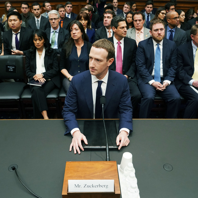 Facebook'ta taşlar yerinden oynadı!