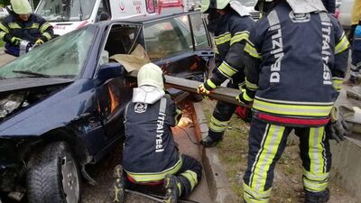 Otomobili delip, şoförün karnına saplandı