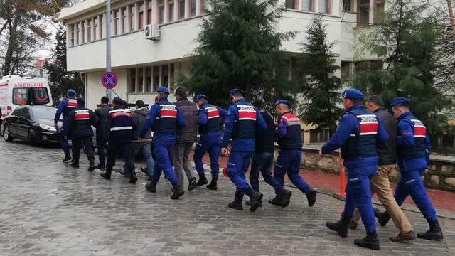 Aralarında kimler yok ki?