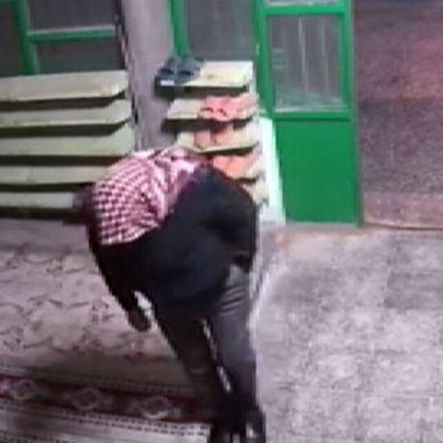 Cami hırsızı bir taneyle yetinmedi!