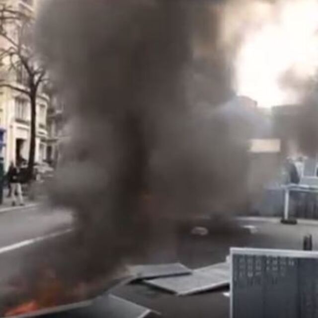 Paris'te sokaklar karıştı!