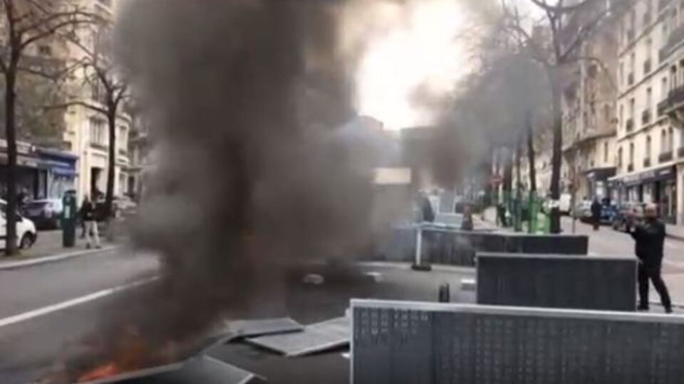 Paris'te sokaklar karıştı!