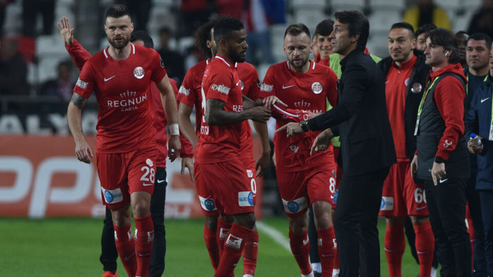 Antalya derbide rahat kazandı