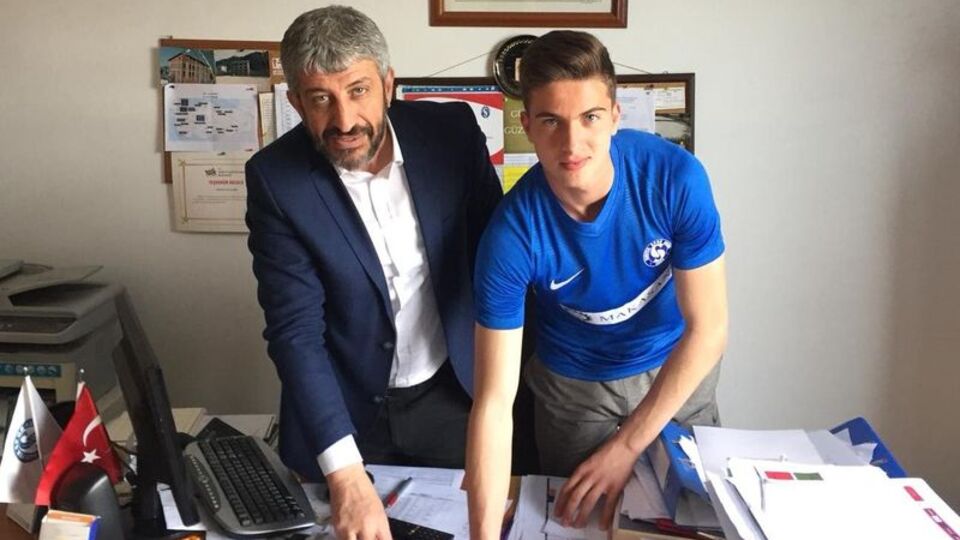 Büyüklerin gözdesi imzayı attı