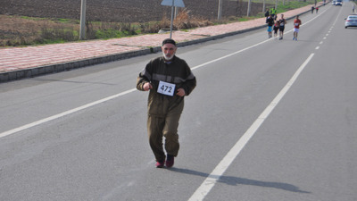70 yaşındaki yaşlı adam maratona damga vurdu