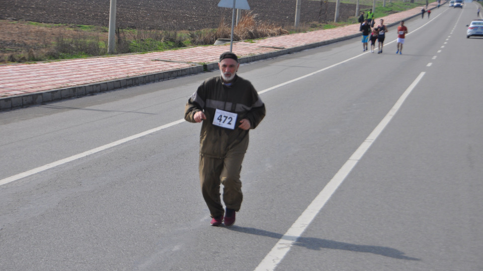 70 yaşındaki yaşlı adam maratona damga vurdu