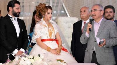 Geline kilolarca altın takıldı!