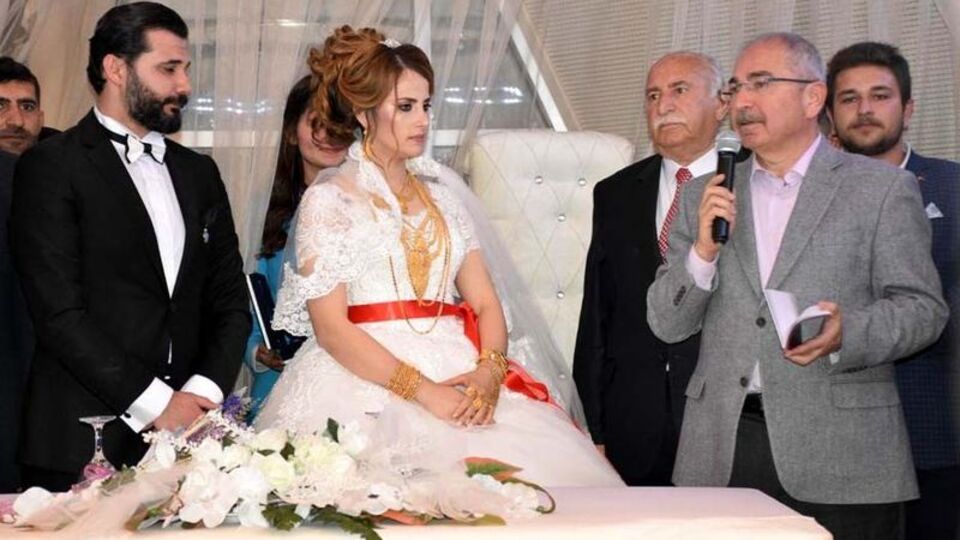 Geline kilolarca altın takıldı!