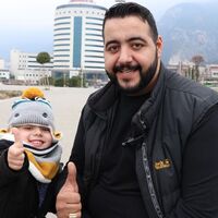 Göbeği yüzünden oğluyla oynayamayınca...