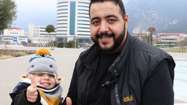 Göbeği yüzünden oğluyla oynayamayınca...