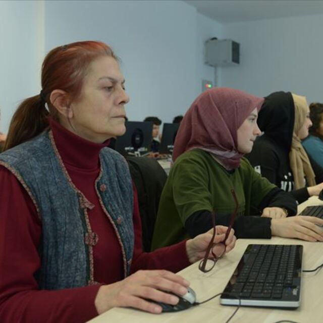 Yeğeninin teklifiyle 60 yaşında üniversiteli oldu