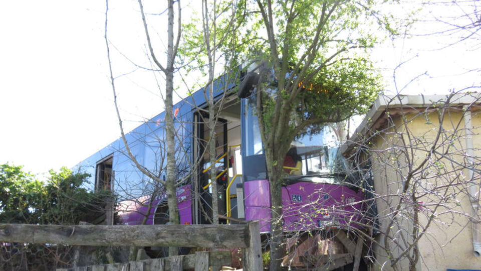 Sürücü fenalaştı, faciadan dönüldü!