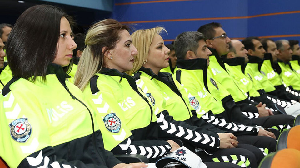 Trafik polisleri yeni kıyafetleriyle sahada