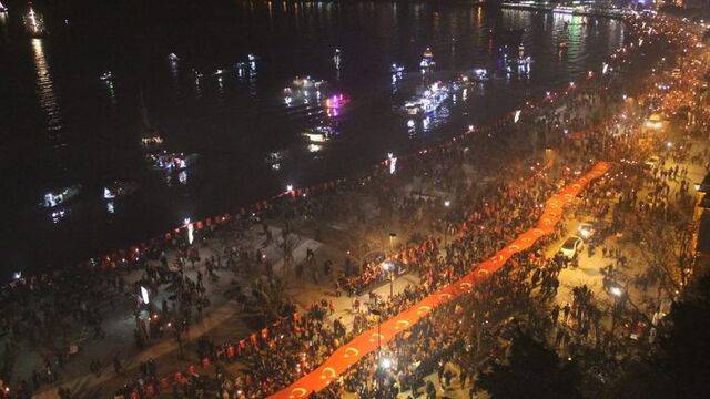 Meşaleler, 'Çanakkale Şehitleri' için yandı