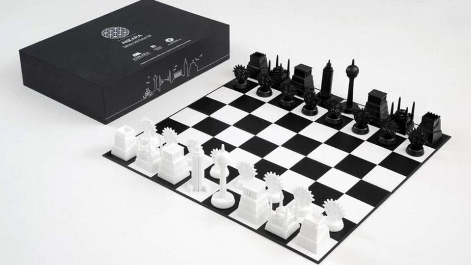 Başkent'in simgeleri satranç tahtasında