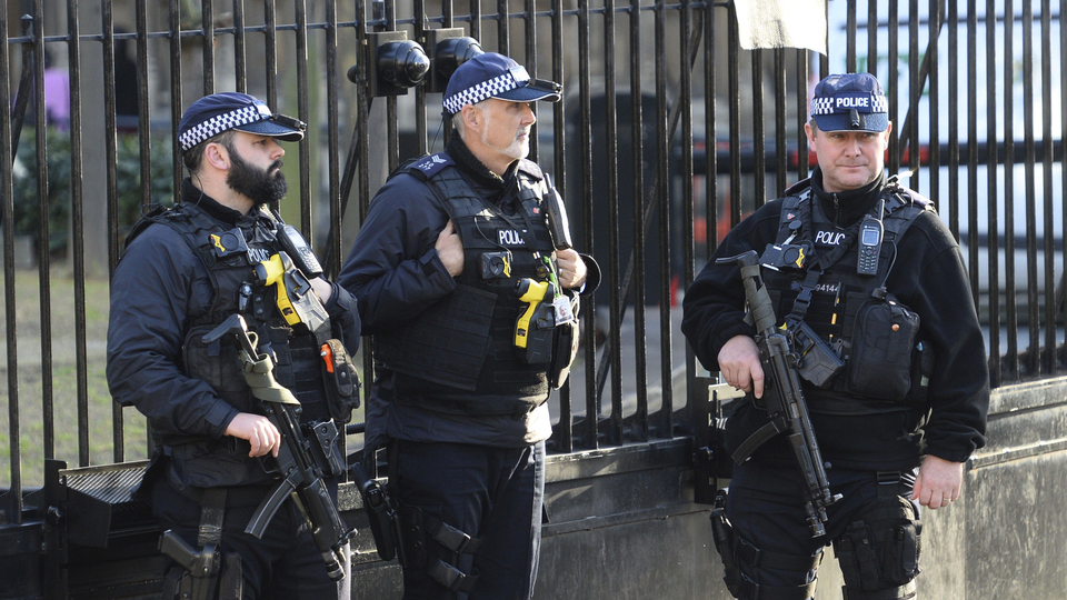 Londra'da saldırgan alarmı!