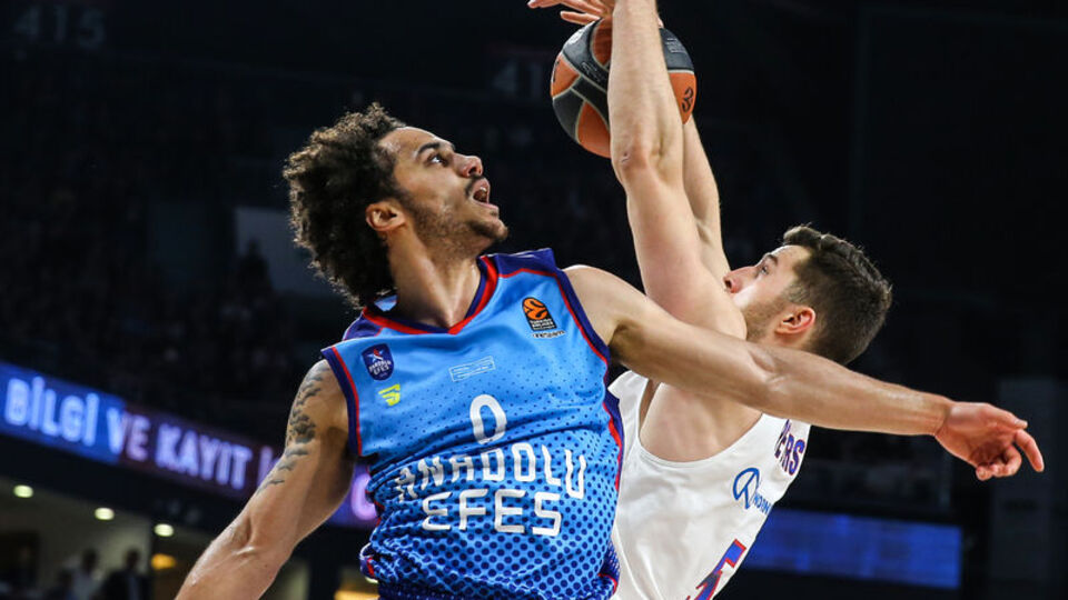 Anadolu Efes'ten son topta yıkıldı!