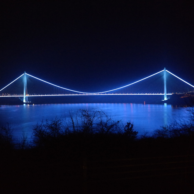 İstanbul'daki köprüler maviye büründü