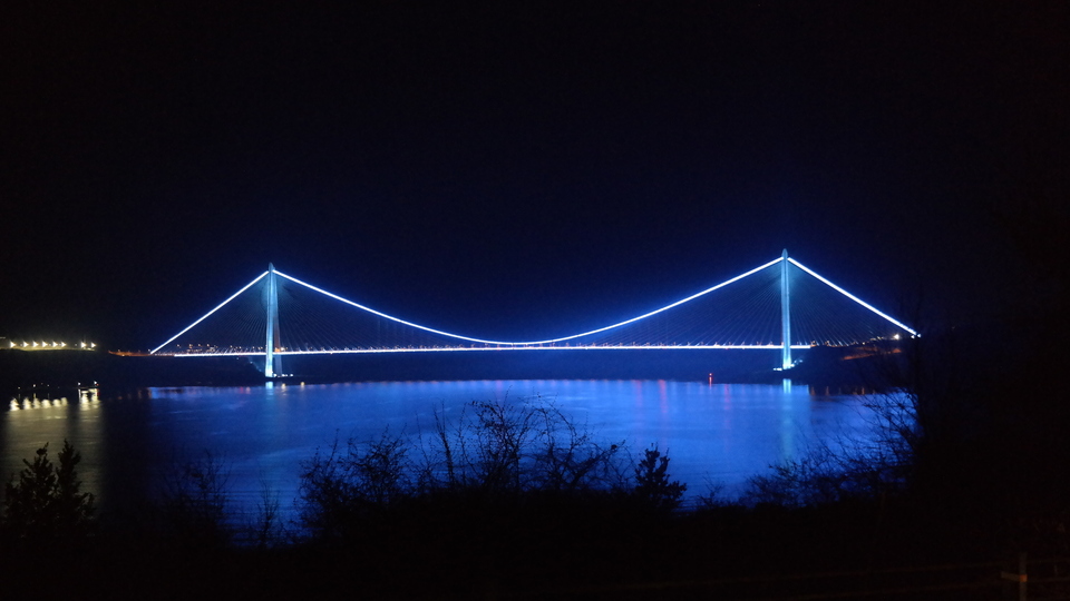 İstanbul'daki köprüler maviye büründü