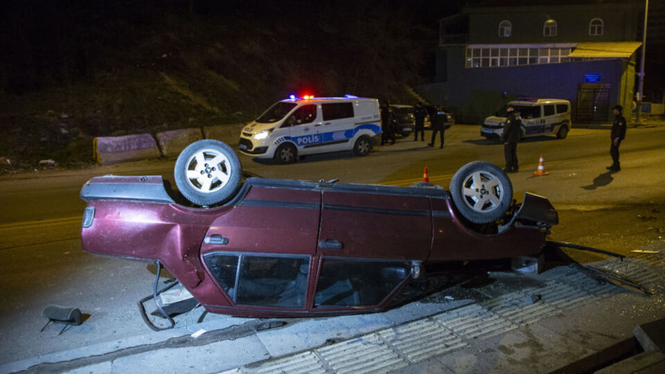 Polisten kaçarken takla attılar: 5 yaralı