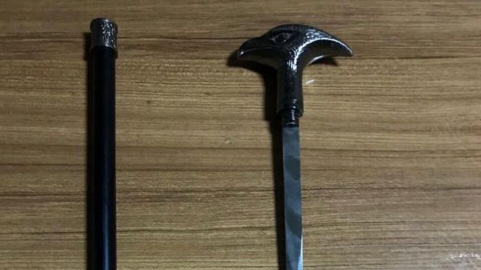 Baston bıçak polisi bile şok etti