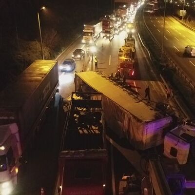 TEM'de TIR devrildi kilometrelerce araç kuyruğu oluştu